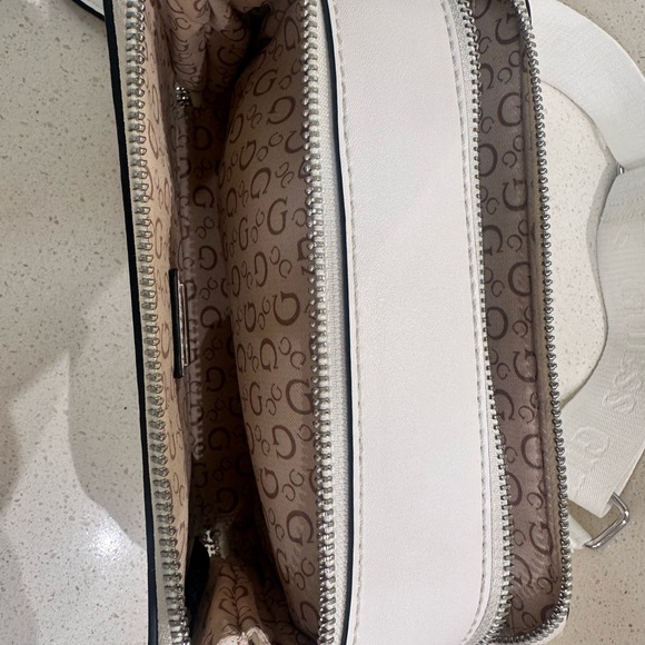 GUESS white crossbody camera purse - Picture 9 of 9